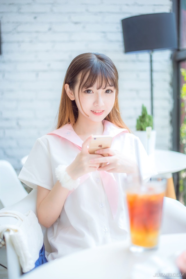 “若将军愿意，可愿随军出征，平定益州？”吕征微笑道，并未强迫，说话做事，虽有威仪，却不同于吕布，让人有种如沐春风之感。